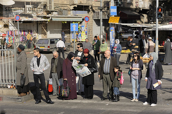 Straßenszene beim Damaskustor mit Palästinensern  Jerusalem  Israel  Vorderasien
