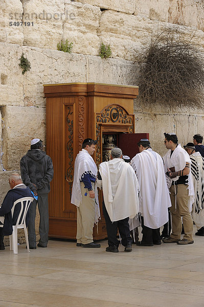 Die Torarolle wird aus dem Toraschrein an der Klagemauer herausgenommen  Bar Mitzwa Fest  Arabisches Viertel  Jerusalem  Israel  Vorderasien
