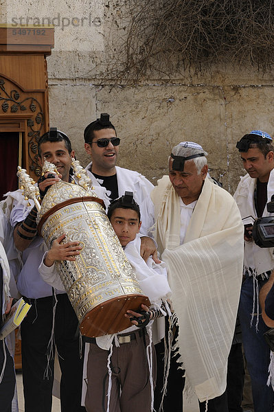 Jüdischer Junge trägt eine Torarolle vom Toraschrank an der Klagemauer zu einem Tisch  Bar Mitzwa Fest  Arabisches Viertel  Jerusalem  Israel  Vorderasien