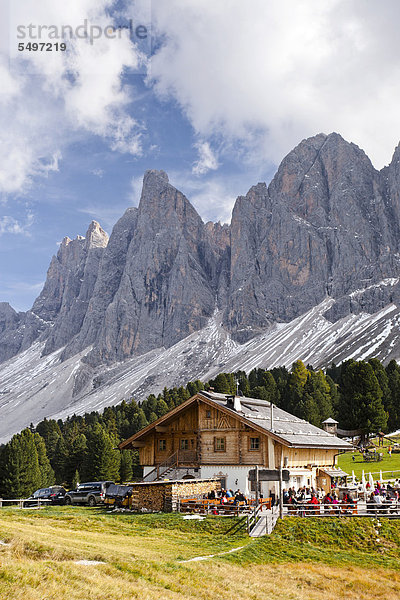 Wanderer bei der Geisler Alm im Villnösstal unterhalb der Geislerspitzen  hinten die Geislergruppe  Sass Rigais  Dolomiten  Südtirol  Italien  Europa