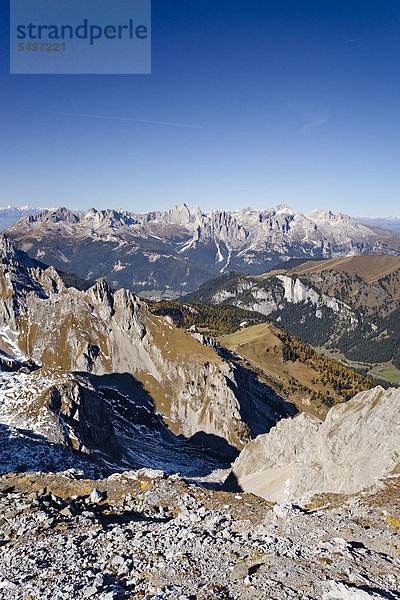 Blick vom Bepi-Zac-Klettersteig im San Pellegrino Tal oberhalb vom San Pellegrino Pass  hinten der Rosengarten  Dolomiten  Trentino  Italien  Europa