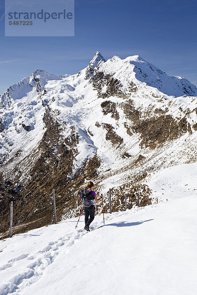 Wanderer beim Aufstieg zum Penser Weißhorn  auch Sarner Weißhorn  Sarntaler Weißhorn  oder Corno Bianco  hinten dessen Gipfel  oberhalb vom Penser Joch  Sarntal  Südtirol  Italien  Europa