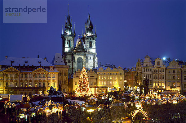 Teynkirche  Christkindlmarkt auf dem Altstädter Ring  bei Nacht  Prag  Tschechische Republik  Europa