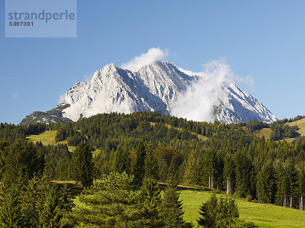 Wettersteinspitze vom Schmalensee aus  Bayern  Deutschland  Europa