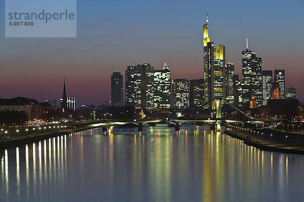 Skyline von Frankfurt am Main mit Turm 185  Commerzbank  Messeturm  Messe-Turm  EZB Europäische Zentralbank  HeLaBa  Landesbank Hessen  Deutsche Bank  Floessnerbrücke  Frankfurt am Main  Hessen  Deutschland  Europa