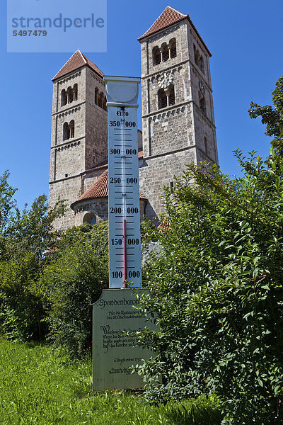 Spendenbarometer an der Basilika St. Michael von 1180  spätromanischer Tuffsteinbau  Altenstadt  Oberbayern  Bayern  Deutschland  Europa  ÖffentlicherGrund