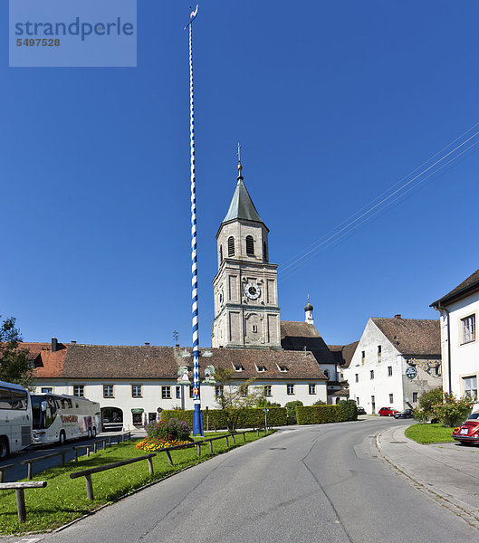 Polling mit der Pfarrkirche St. Salvator und Heilig Kreuz  ehemalige Augustiner-Chorherren-Stiftskirche  Oberbayern  Bayern  Deutschland  Europa