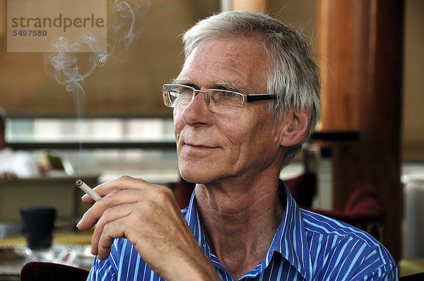 Senior  66 Jahre  mit Zigarette  Wien  Österreich  Europa