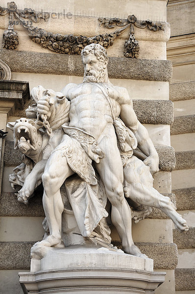 Wien Hauptstadt Europa Skulptur bringen frontal Palast Schloß Schlösser Österreich Hofburg