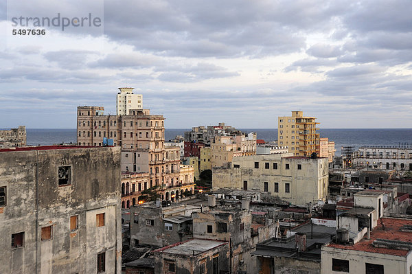 Sicht über die Dächer  Zentrum von Havanna  Centro Habana  Kuba  Große Antillen  Golf von Mexiko  Karibik  Mittelamerika  Amerika