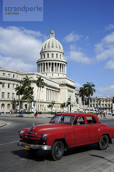 Havanna  Hauptstadt  Lifestyle  Amerika  Auto  Gebäude  Großstadt  Retro  frontal  rot  Karibik  Mittelamerika  fünfziger Jahre  50er  Prachtstraße  Capitolio  Kuba  Große Antillen