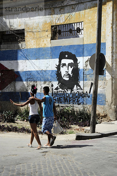 Pärchen vor einer Che Guevara Wandmalerei  Zentrum von Havanna  Centro Habana  Kuba  Große Antillen  Karibik  Mittelamerika  Amerika