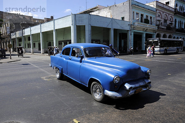 Blauer 50er Oldtimer in der Avenida Simon Bolivar  Calle Reina  Zentrum von Havanna  Centro Habana  Kuba  Große Antillen  Karibik  Mittelamerika  Amerika