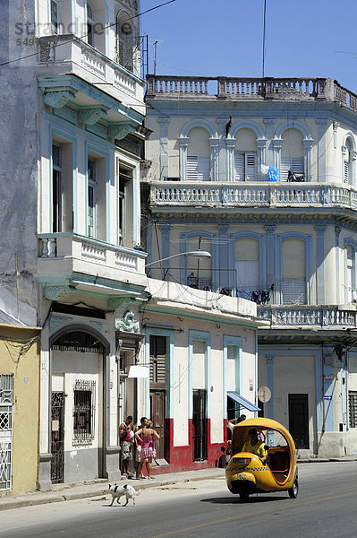 Coco Taxi  ein überdachter Motorroller im Zentrum von Havanna  Centro Habana  Kuba  Große Antillen  Karibik  Mittelamerika  Amerika
