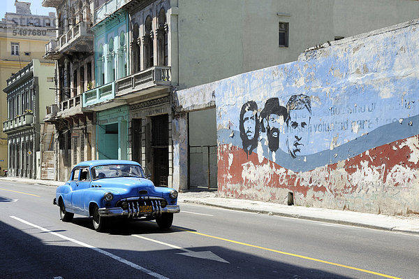 Blauer 50er Oldtimer  Wandmalerei im Zentrum von Havanna  Centro Habana  Kuba  Große Antillen  Karibik  Mittelamerika  Amerika