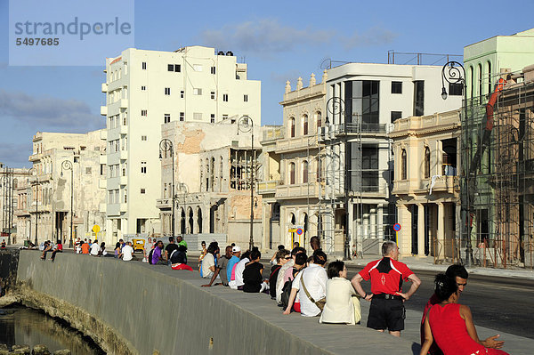 Am Malecon  Avenida de Antonio Maceo  ein Boulevard am Zentrum von Havanna  Centro Habana  Kuba  Große Antillen  Golf von Mexiko  Karibik  Mittelamerika  Amerika