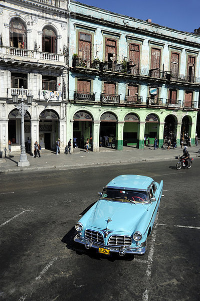 Blauer 50er Oldtimer auf dem Prado  Paseo de Marti  Boulevard im Zentrum von Havanna  Centro Habana  Kuba  Große Antillen  Karibik  Mittelamerika  Amerika