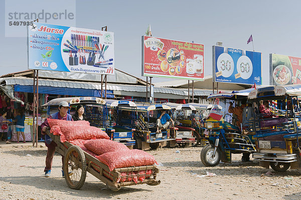 Händler am Talat That Luang Markt  Vientiane  Laos  Indochina  Asien