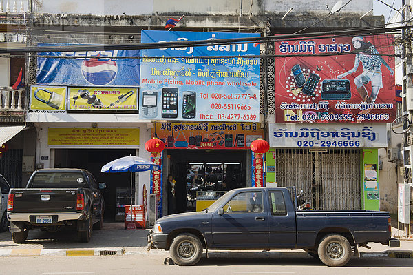 Geschäfte in der Dongpalan Straße  Vientiane  Laos  Indochina  Asien