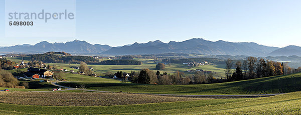 Blick über das Chiemgau  Blick von der Ratzinger Höhe in der Nähe von Prien  bayrische Alpen  Oberbayern  Deutschland  Europa