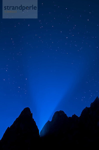 Punta Lavina Lunga oder Langlahnspitze vor Sternenhimmel bei Nacht  Fischleintal  Hochpustertal  Sexten  Dolomiten  Südtirol  Italien  Europa