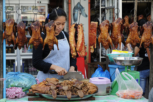 Verkäuferin an Verkaufsstand von Fleisch  mit Huhn  Zungen  Kambodscha  Südostasien  Asien