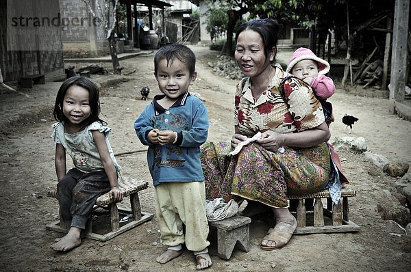Asiatische Mutter und Kinder in Bergdorf  Laos  Südostasien  Asien