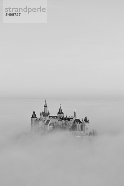 Burg Hohenzollern im Nebel  Herbst  Hechingen  Schwäbische Alb  Baden-Württemberg  Deutschland  Europa