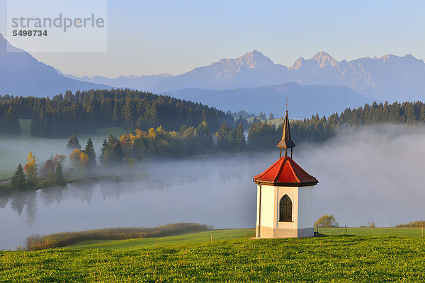 Kapelle am Hegratsrieder See bei Füssen  Allgäu  Bayern  Deutschland  Europa