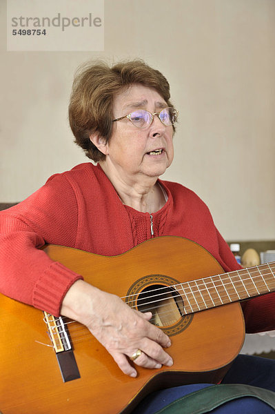 Seniorin spielt Gitarre