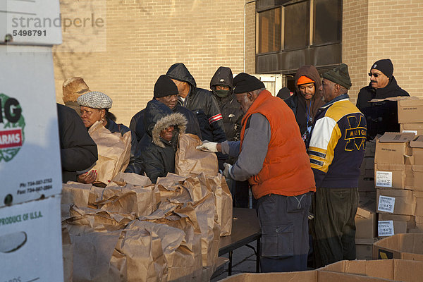 Die monatliche kostenlose Verteilung von Lebensmitteln für einkommensschwache Bewohner durch das Detroiter Department of Human Services  Detroit  Michigan  USA