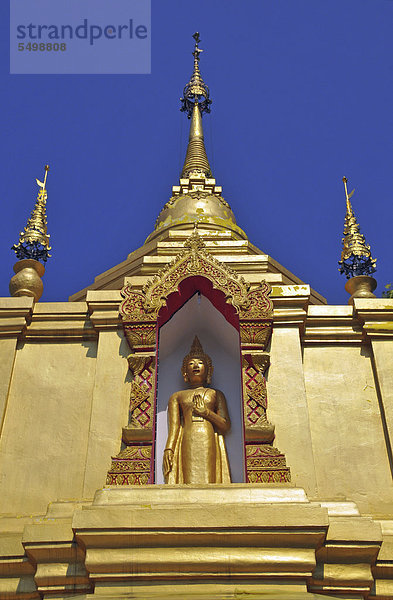 Vergoldeter Buddha  Geste der Wundervollbringung  Chiang Mai  Thailand  Asien  ÖffentlicherGrund