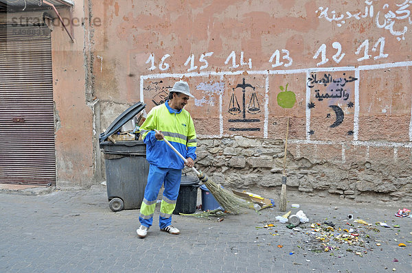 Straßenreiniger in der Altstadt  Medina  Marrakesch  Marokko  Afrika  ÖffentlicherGrund