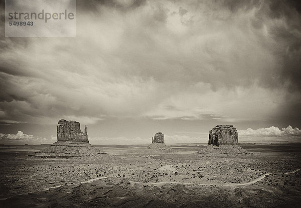 Aufziehender Sandsturm  Tafelberge West Mitten Butte  East Mitten Butte  Merrick Butte  Scenic Drive  Monument Valley  Navajo Tribal Park  Navajo Nation Reservation  Arizona  Utah  Vereinigte Staaten von Amerika  USA