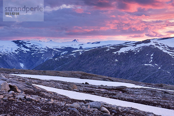 Berge über dem Blakkadal-Tal mit dem Lappbreen Gletscher  Saltfjellet-Svartisen-Nationalpark  Provinz Nordland  Norwegen  Skandinavien  Europa