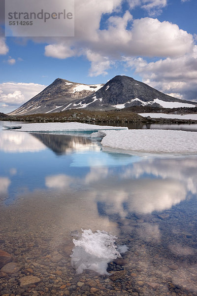Der See Lonstindvatnet und der Berg Lonstinden  Saltfjellet-Svartisen-Nationalpark  Provinz Nordland  Norwegen  Skandinavien  Europa