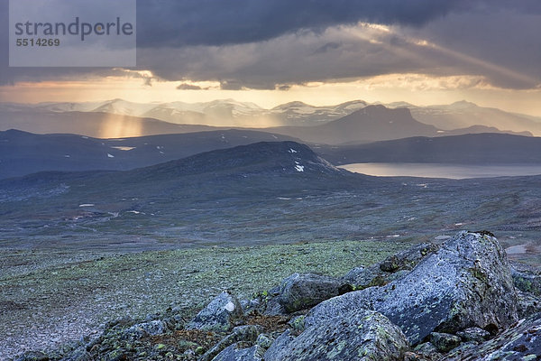 Die Berge rund um Nordre Bj¯llÂvatnet  Bjollavatnet See  vom Steindalstinden Hügel aus gesehen  Saltfjellet-Svartisen Nationalpark  Nordland  Norwegen  Skandinavien  Europa