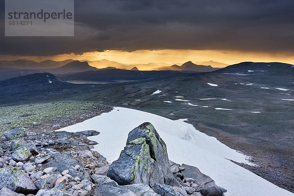 Die Berge rund um Nordre Bj¯llÂvatnet  Bjollavatnet See  vom Steindalstinden Hügel aus gesehen  Saltfjellet-Svartisen Nationalpark  Nordland  Norwegen  Skandinavien  Europa