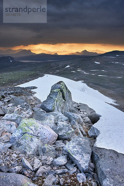 Die Berge rund um Nordre Bj¯llÂvatnet  Bjollavatnet See  vom Steindalstinden Hügel aus gesehen  Saltfjellet-Svartisen Nationalpark  Nordland  Norwegen  Skandinavien  Europa