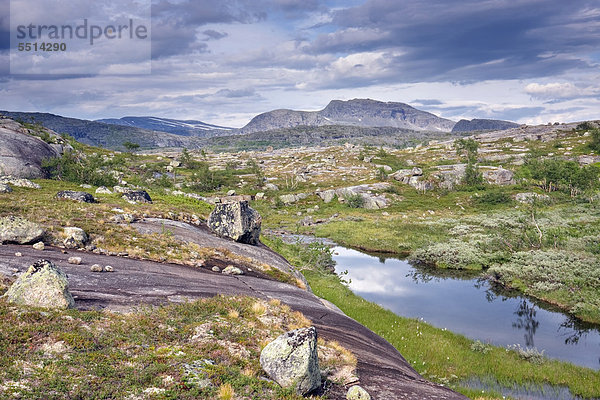 Lagune mit dem Gipfel des Sn¯toppen  Snotoppen  Rago-Nationalpark  Nordland  Norwegen  Skandinavien  Europa