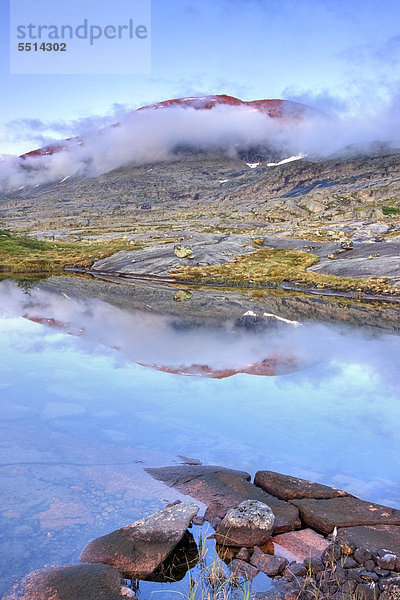 Lagune mit dem R·gotjÂhkkÂ  Ragotjahkka Massiv im Rago-Nationalpark  Nordland  Norwegen  Skandinavien  Europa