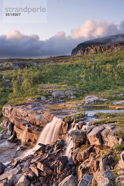 Kaskade im Rago-Nationalpark  Nordland  Norwegen  Skandinavien  Europa