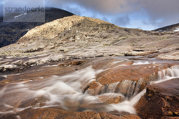 Wasserlauf am Rago Massiv im Rago-Nationalpark  Nordland  Norwegen  Skandinavien  Europa