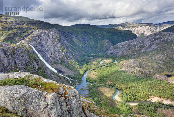 Storskogdalen Tal mit Litlverivassforsen Wasserfall und Fluss Storskogelva  Rago-Nationalpark  Nordland  Norwegen  Skandinavien  Europa