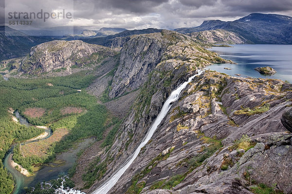 Litlverivassforsen Wasserfall und Litlverivatnet See  Bassej·vrre See  Rago-Nationalpark  Nordland  Norwegen  Skandinavien  Europa