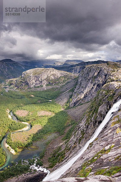 Litlverivassforsen Wasserfall und Storskogelva Fluss im Storskogdalen Tal  Rago-Nationalpark  Nordland  Norwegen  Skandinavien  Europa