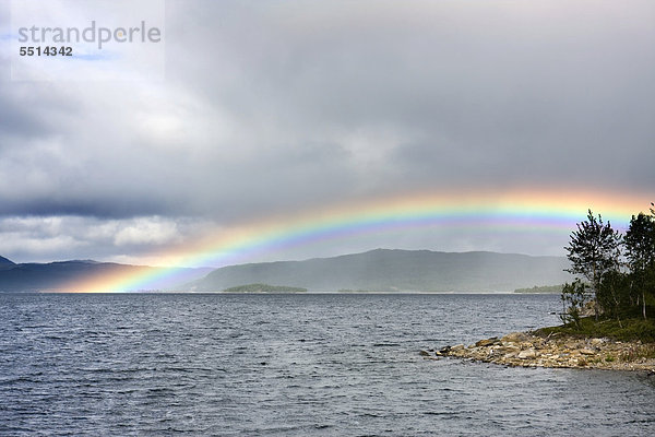 Regenbogen über dem Saedvajaure See  Norrbotten  Schweden  Skandinavien  Europa