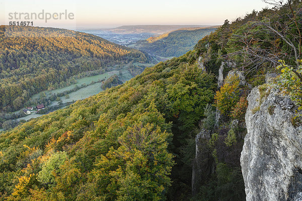 Blick vom Röthelfels  auch Rötelfels  vorne Altental  hinten Wiesenttal  morgens  Fränkische Schweiz  Oberfranken  Franken  Bayern  Deutschland  Europa