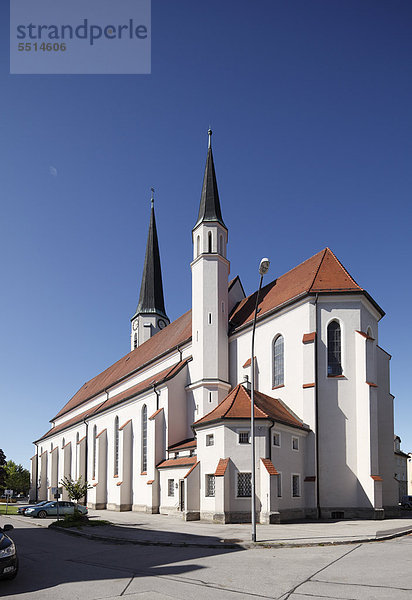 Pfarrkirche St. Rupert  auch Rupertuskirche  Freilassing  Rupertiwinkel  Oberbayern  Bayern  Deutschland  Europa  ÖffentlicherGrund