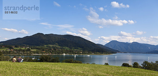 Blick auf den Tegernsee  Gmund  Oberbayern  Bayern  Deutschland  Europa  ÖffentlicherGrund